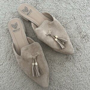 Beast Fashion Size 11 Pointed Toe Faux Suede Tan Slides Mules Flats w/Tassles